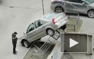 У метро "Парнас" водитель припарковал свое авто на передние колеса