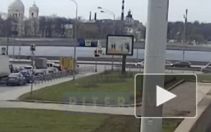 "Уставший" светофор у моста Александра Невского попал на видео