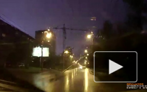 Видео падения крана: Упавший башенный кран в Красноярске чудом не задел жилые дома