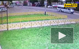 Жуткое видео из Башкирии: Грузовик на огромной скорости сбил девочку на тротуаре под Уфой