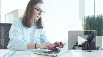 Роструд объяснил порядок оплаты труда в новогодние выходные