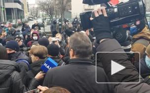 В Киеве радикалы пытаются штурмовать телеканал "Наш"