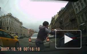 Двое мужчин подрались на проезжей части Невского проспекта и попали на видео