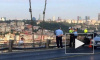 Полицейский сделал селфи на фоне самоубийцы, прыгающего с моста