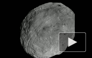 На снимках с астероида Веста заметили "космического снеговика"