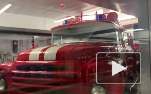 В вестибюле станции "Проспект Славы" установили три пожарных машины 