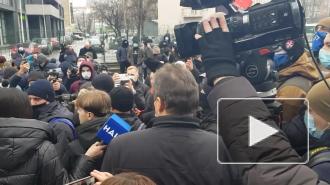 В Киеве радикалы пытаются штурмовать телеканал "Наш"