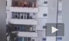 Видео из Иркутска: Мужчина из окна открыл огонь по полиции и прохожим