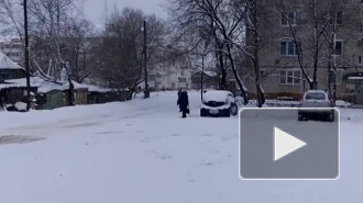 Видео: в Биробиджане автомобиль несколько метров тащил за собой по асфальту "зацепера"