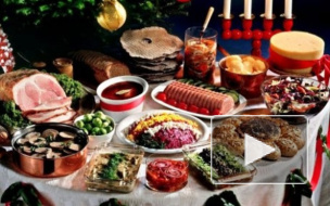 Хозяйки готовят салаты на Новый год 2015, самые популярные "Крабовый", "Цезарь с курицей", "Гранатовый браслет"