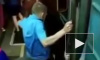 Видео из Москвы: Неадекват спрыгнул на рельсы в метро, бегал по путям и спрятался под поезд