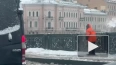 Бросавший снег с Литейного моста в Неву дворник уволен