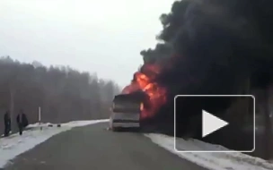 Под Омском сгорел автобус, перевозивший детей