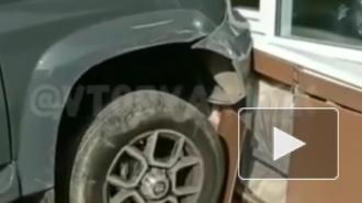 Во Владивостоке автоледи влетела на внедорожнике в школу 
