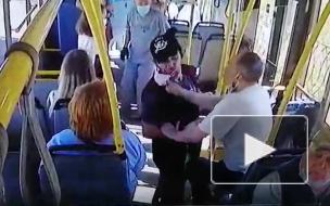 Пьяный пассажир сорвал маску с кондуктора, так как отрицал коронавирус
