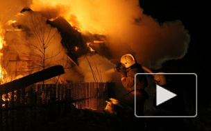 Опасное видео из Барнаула: пожар уничтожил жилой дом