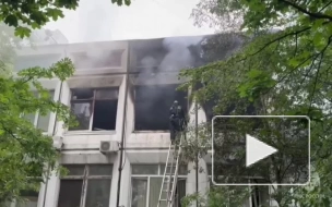 На пожаре в административном здании в Москве спасли человека