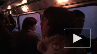 На радость людям. Три девушки проводят бесплатные экскурсии в троллейбусах Петербурга