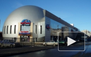 Обрушившаяся в петербургском торговом центре стена убила человека