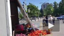 Две женщины пострадали во время падения крыши ларька на севере Петербурга