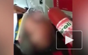 В Румынии сотрудник "скорой" избил по лицу колбасой пациента без сознания