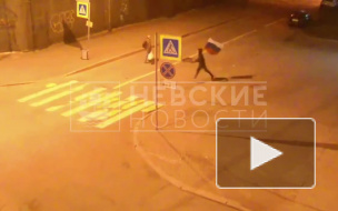 Появилось видео с похитившими флаг России со здания Фрунзенского районного суда мужчинами