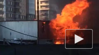 Очевидцы: на улице Бутлерова горят строительные бытовки 