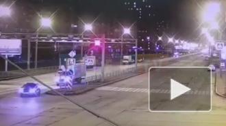 Видео: водитель пытался скрыться от инспекторов ДПС, но попал в аварию на Индустриальном проспекте