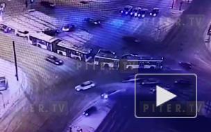 Видео: на пересечении Испытателей и Коломяжского столкнулись два авто