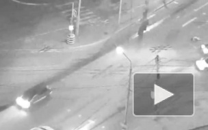 Жуткое видео из Красноярска: водитель на внедорожнике переехал пешехода и скрылся