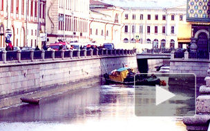 Очевидцы: у Спаса-на-Крови в Петербурге тонет буксир, на набережной собрались люди