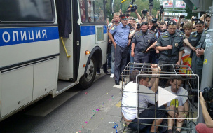 Трое парней заперлись в клетке в поддержку Pussy Riot у Таганского суда 