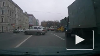 Видео из Санкт-Петербурга: Взбесившийся экскаватор выделывал "па" возле Мариинского театра