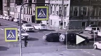 Момент ДТП с участием машины Росгвардии на Петроградской набережной попал на видео