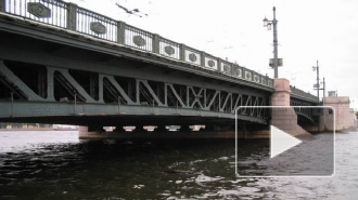 Спасатели ищут мужчину, спрыгнувшего в Неву с Дворцового моста