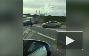 Около Вантового моста перевернулась фура