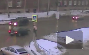 Странные выходки мужчины с голым торсом на перекрестке Нижнего Тагила попали на видео