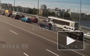 На Володарском мосту в Петербурге загорелся автобус: видео