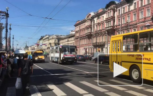 Видео: по Невскому проспекту проехался раритетный транспорт