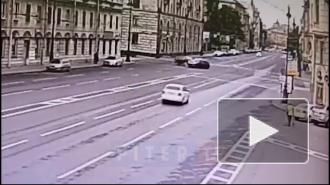 Видео: в центре Петербурга перевернулся легковой автомобиль