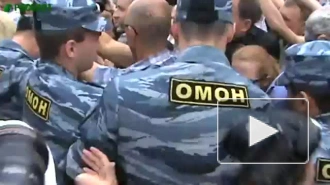 Оппозиционные «Белые ночи» в Петербурге закончились задержаниями и стычками с ОМОНом