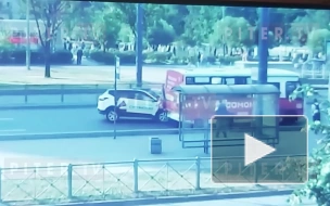 Видео: машина такси врезалась в маршрутку на проспекте Ветеранов