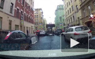 Видео: на Гатчинской бульдозер протаранил припаркованный "Ягуар" 