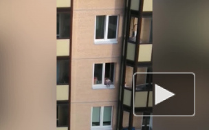 Опасный аттракцион с высунувшимся из окна ребенком обеспокоил жителей Нового Девяткино