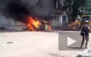 В Усть-Каменогорске пламя с горящей машины перекинулось на многоэтажный дом