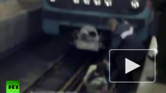 Слепой москвич чудом остался жив, упав на рельсы в метро