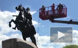 Видео: Две петербурженки помыли Медного всадника