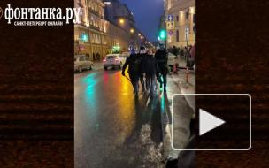 Сотрудник полиции в Петербурге ударил женщину ногой. Момент попал на видео 
