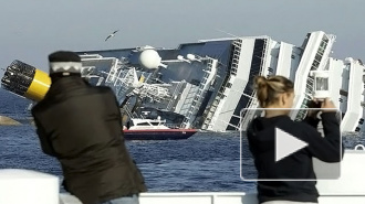 На острове Джильо, где затонула Costa Concordia, туристы устраивают пикники