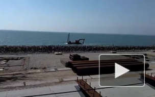 Забавное видео со строительства Крымского моста: Экскаватор плыл по морю и греб ковшом
